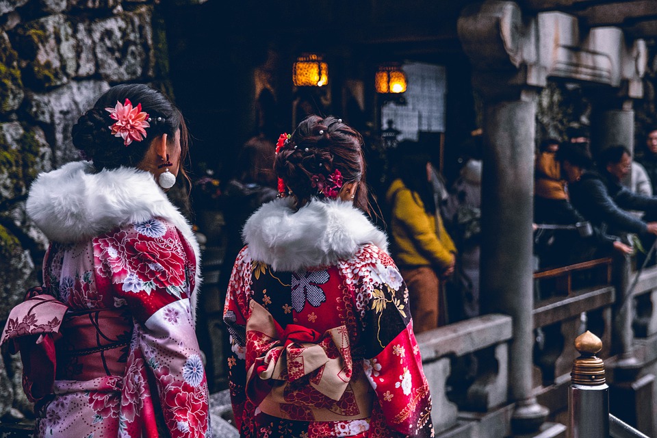 2 Japanese women in kimono
