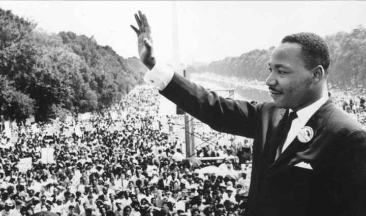 Martin Luther King taler til en skare