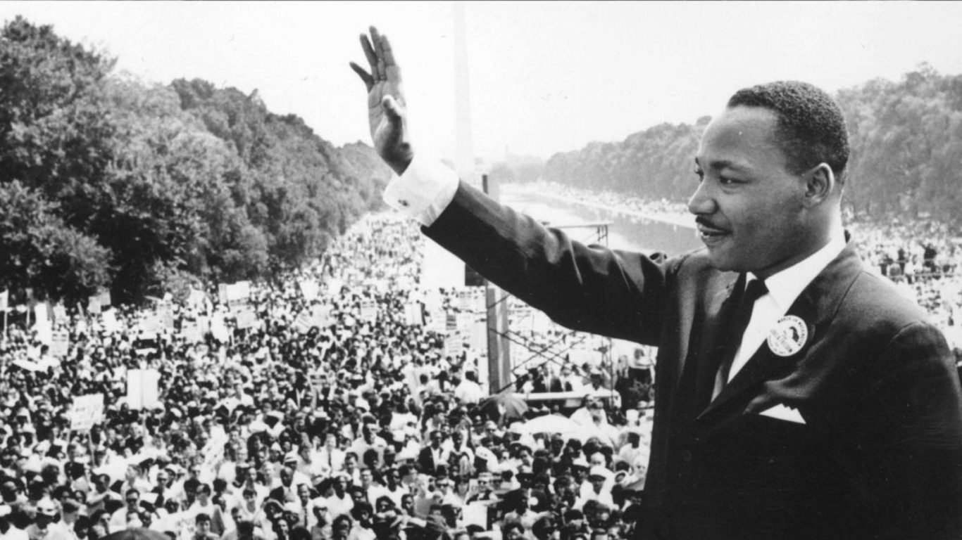 Мартин Лутър Кинг се обръща към тълпата