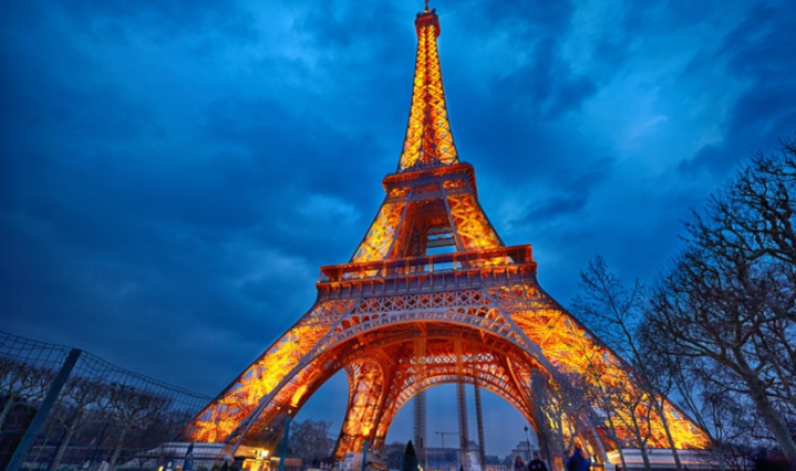Eiffeltårnet ved solnedgang, Paris, Frankrig