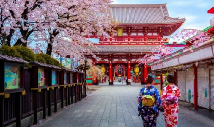 2 жени ходят в кимоно в Токио, Япония