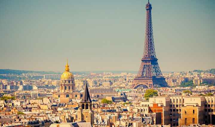 Изглед от разстояние на Париж