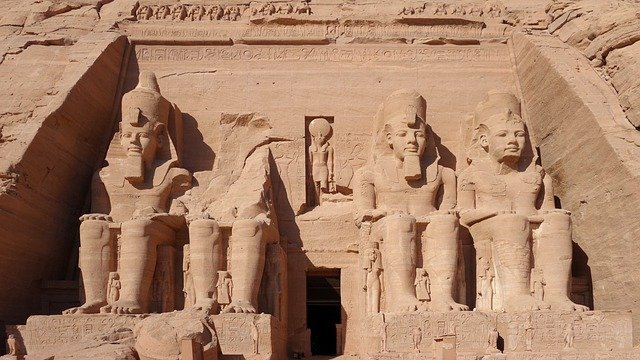 Kolossen van Ramses bij de ingang, Grote Tempel