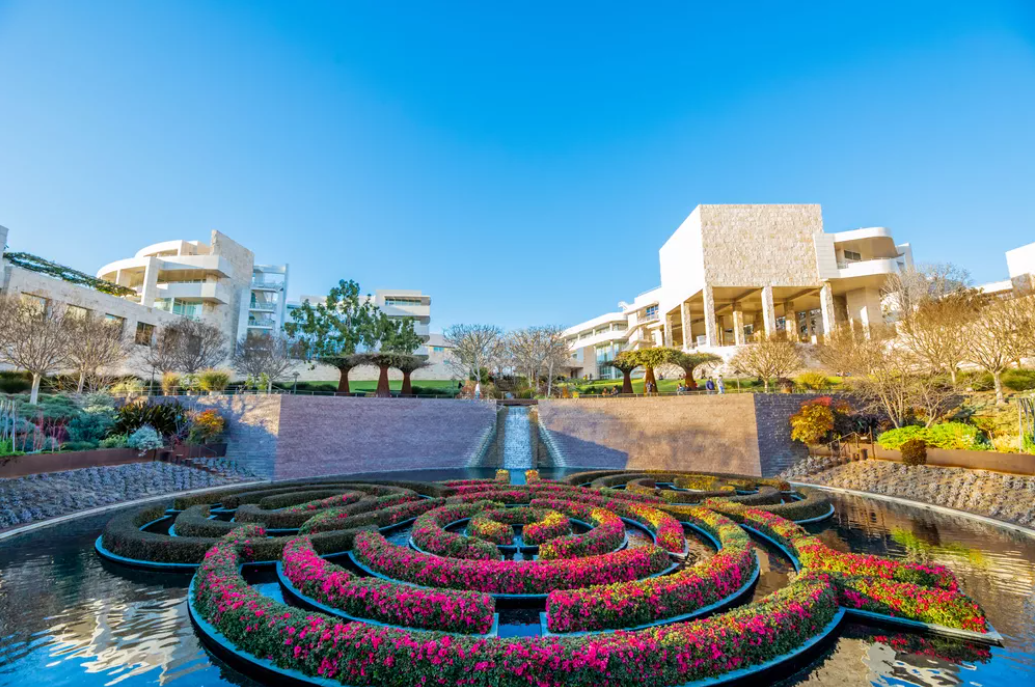 Getty Museum i Los Angeles med blomster arrangeret i cirkel og bygning i baggrunden.