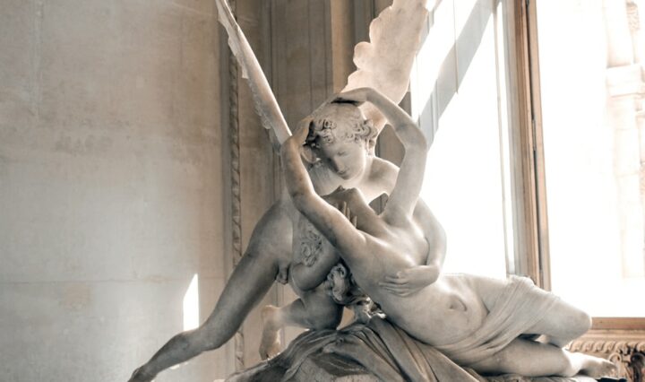 Afbeelding van een sculptuur in het Louvre, 'Psyche nieuw leven ingeblazen door de kus van Cupido'