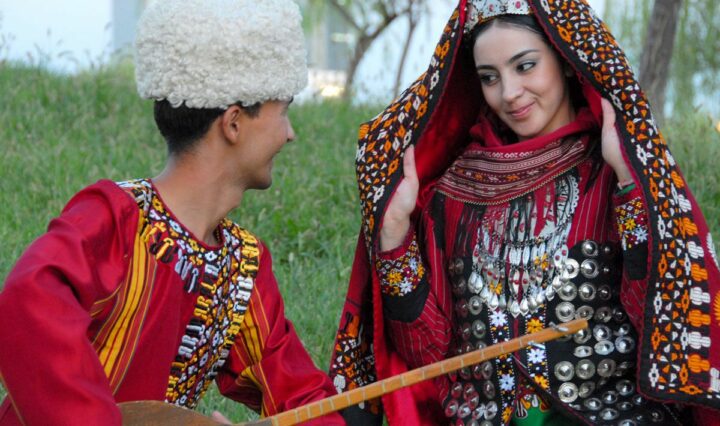 en turkmen dreng og pige iført den traditionelle turkmen kjole