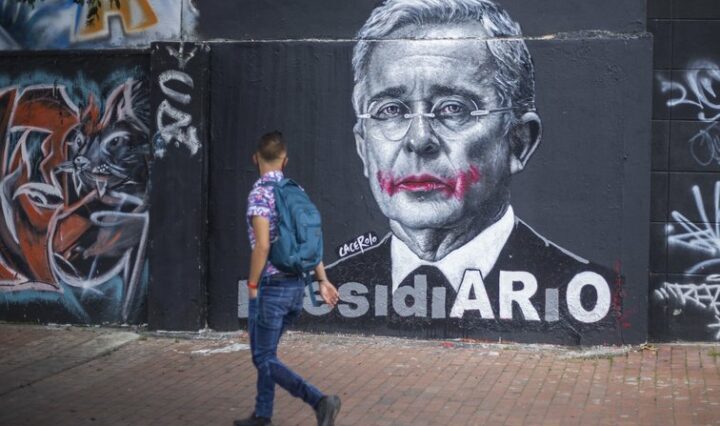 Graffiti, der udtrykker stærk folkelig modstand mod uribisme