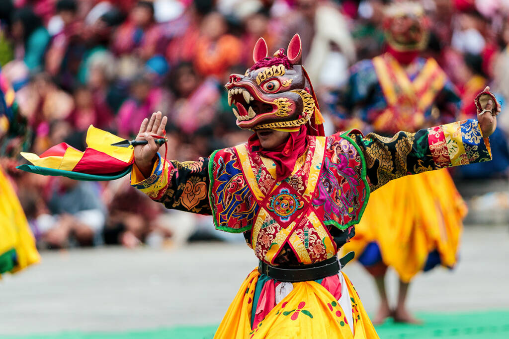  The most popular spring festival, monks and laymen dress up in vibrant, brocade costumes
