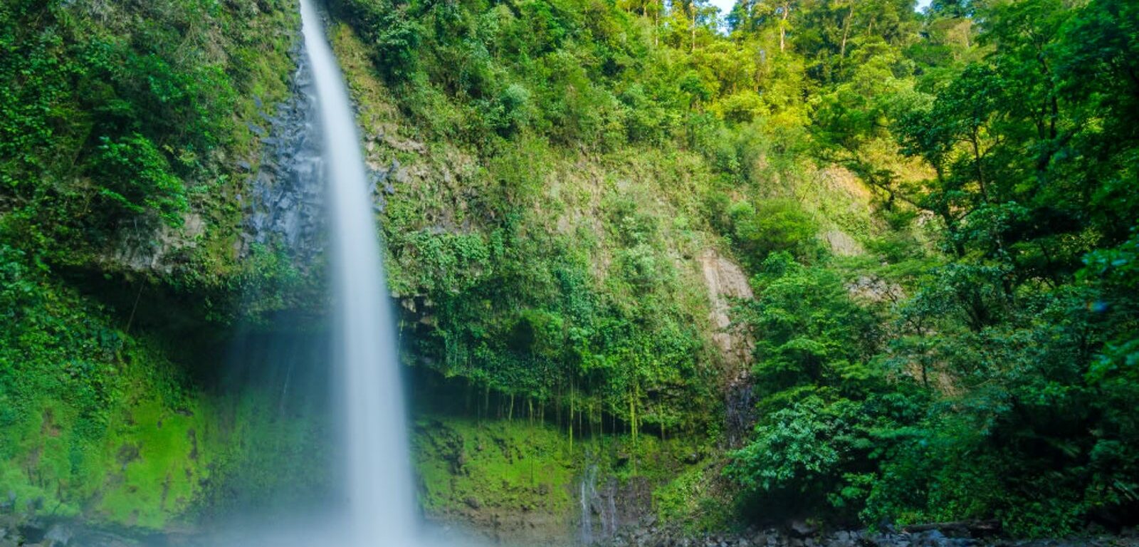 Емблематичният водопад Ла Фортуна. Изображение от Itinari