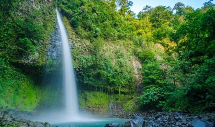 The iconic La Fortuna Waterfall. Image by Itinari