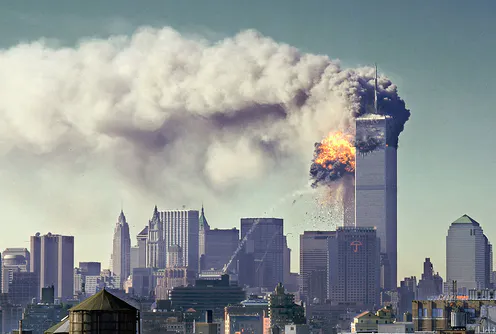 et billede af et af de to tårne ​​i NYC i brand