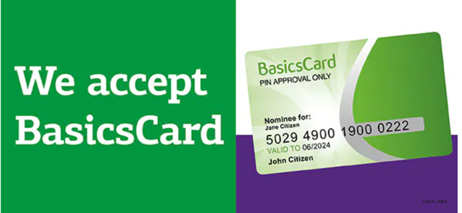 Зелена кредитна карта с релефна карта „BasicsCard“ отгоре и цифри отдолу, вляво е зелен квадрат с бял текст „приемаме BasicsCard“