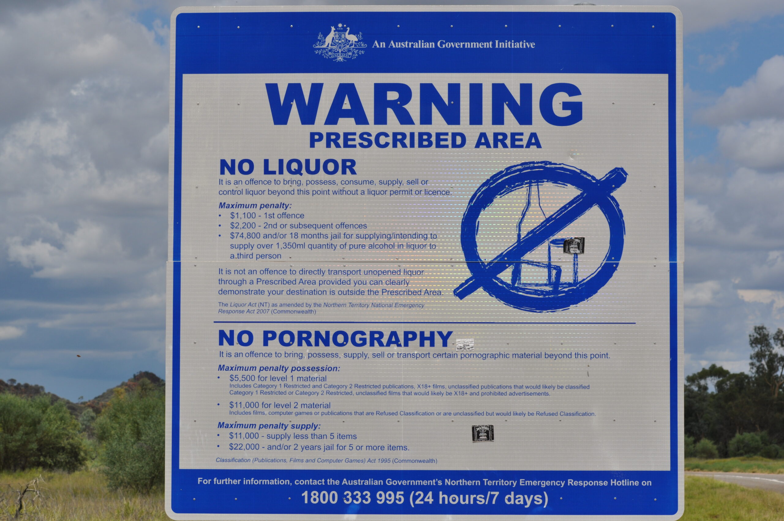 Бял и син квадратен знак, предупреждаващ срещу притежанието и употребата на алкохол и порнография, издаден от австралийското правителство