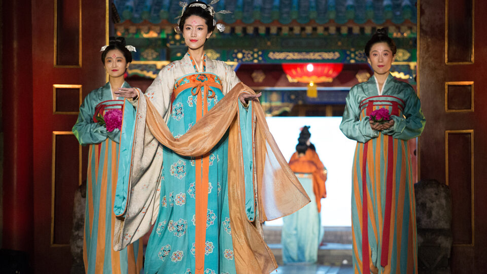 women wearing Chinese Hanfu