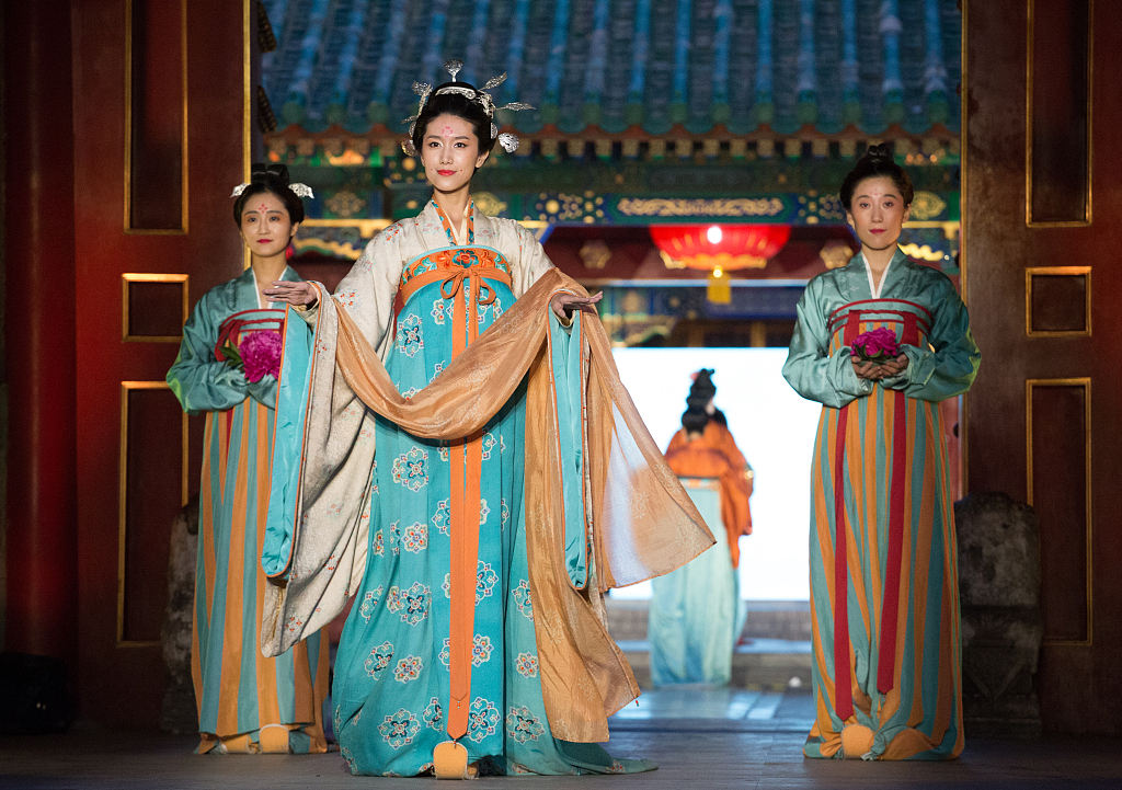 women wearing Chinese Hanfu