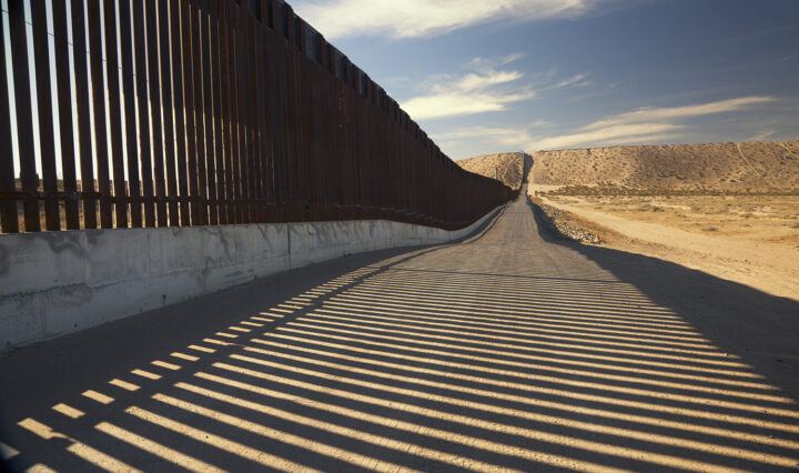 Amerikaanse grensmuur die de Verenigde Staten en Mexico scheidt