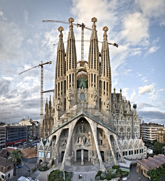 Sagrada Família, a huge church that keeps constructed