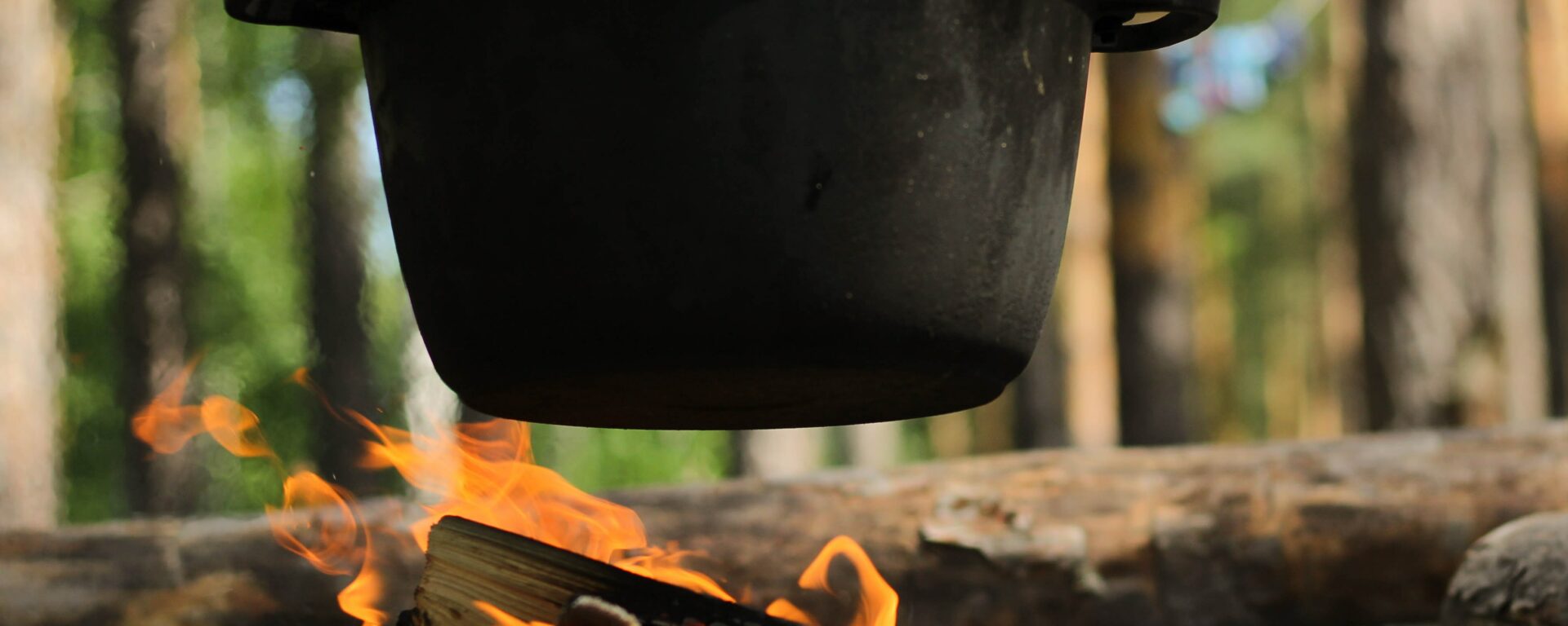 Холандска фурна, готвене над огън