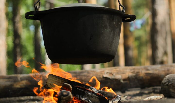 Cuptor olandez gătind la foc