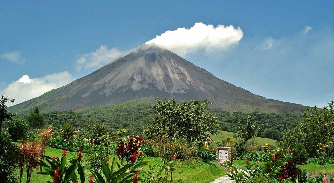 Vulcanul Arenal care se înalță peste peisajul verde luxuriant