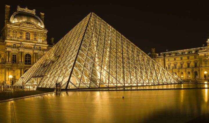 Louvre Museum og Pyramide