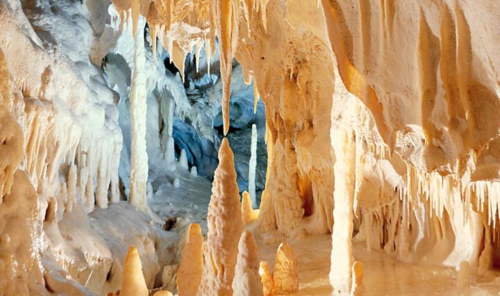 гротте ди фрасиси пещерна система в генга, Италия