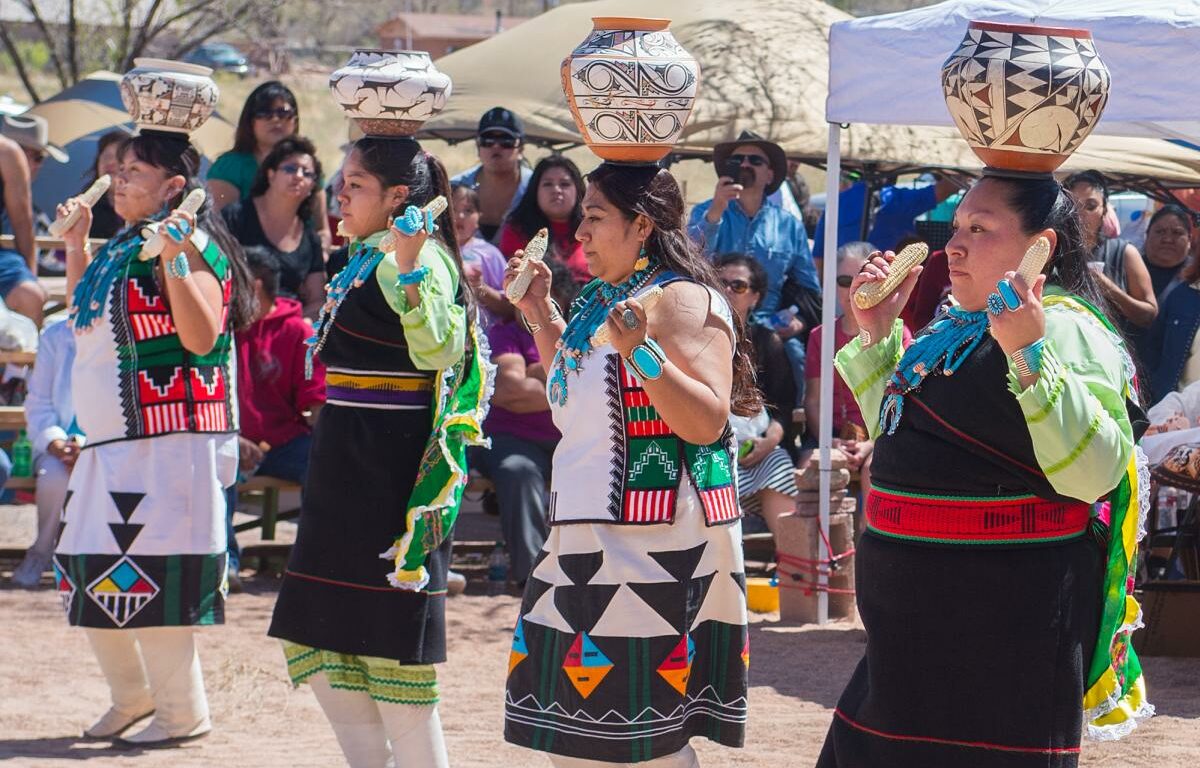 Le donne Zuni eseguono una danza di ceramica per celebrare il solstizio d'estate.