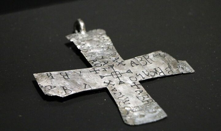 Un talisman de argint din secolele al VI-lea sau al VII-lea, inscripționat cu cuvinte similare cu abracadabra