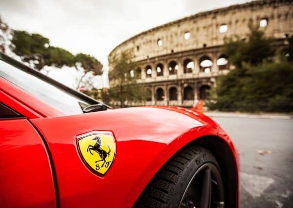 Billede af højre side af en Ferrari. En berømt italiensk bilproducent.