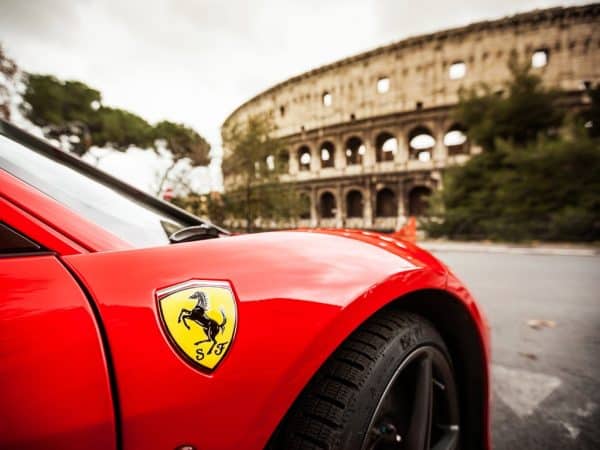 Billede af højre side af en Ferrari. En berømt italiensk bilproducent.
