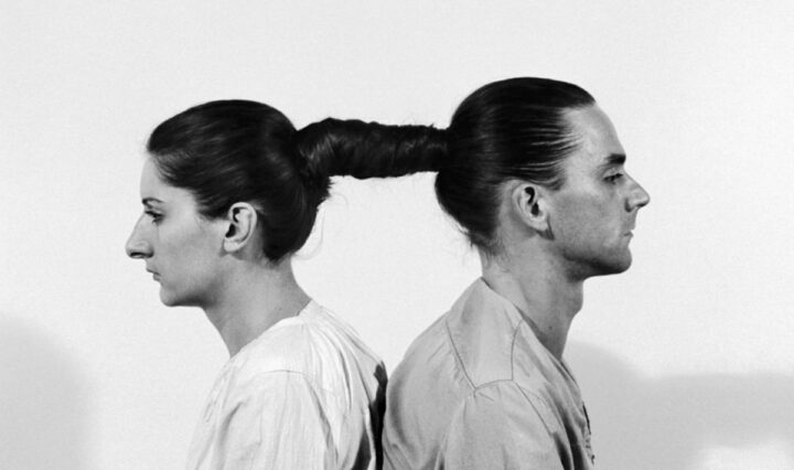 sort / hvidt billede af Marina Abramovic og Ulay, hvis hår er bundet til hinanden som om de var et hoved