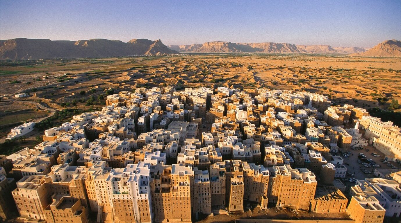 La ville de gratte-ciel de mubrick de shibam au milieu du désert avec le coucher du soleil