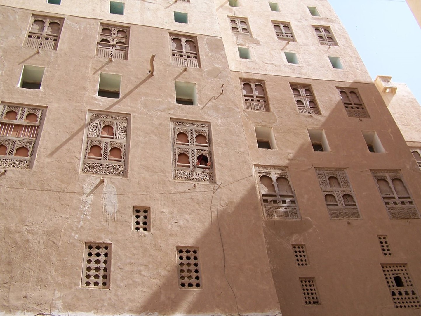 הארכיטקטורה המובהקת של גורדי השחקים בני ה -500 מוצגת בקיר עם חלונות תריסי עץ יפים