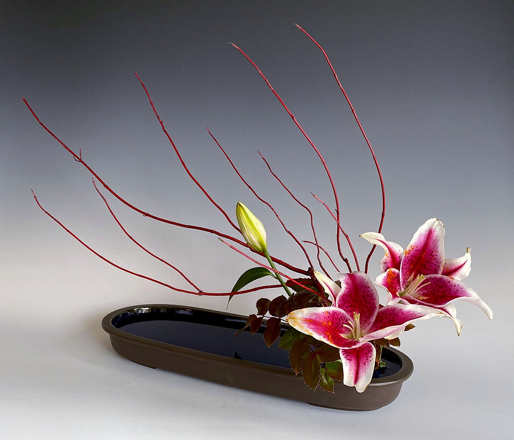 An ikebana vase in which the water is easily exposed.
