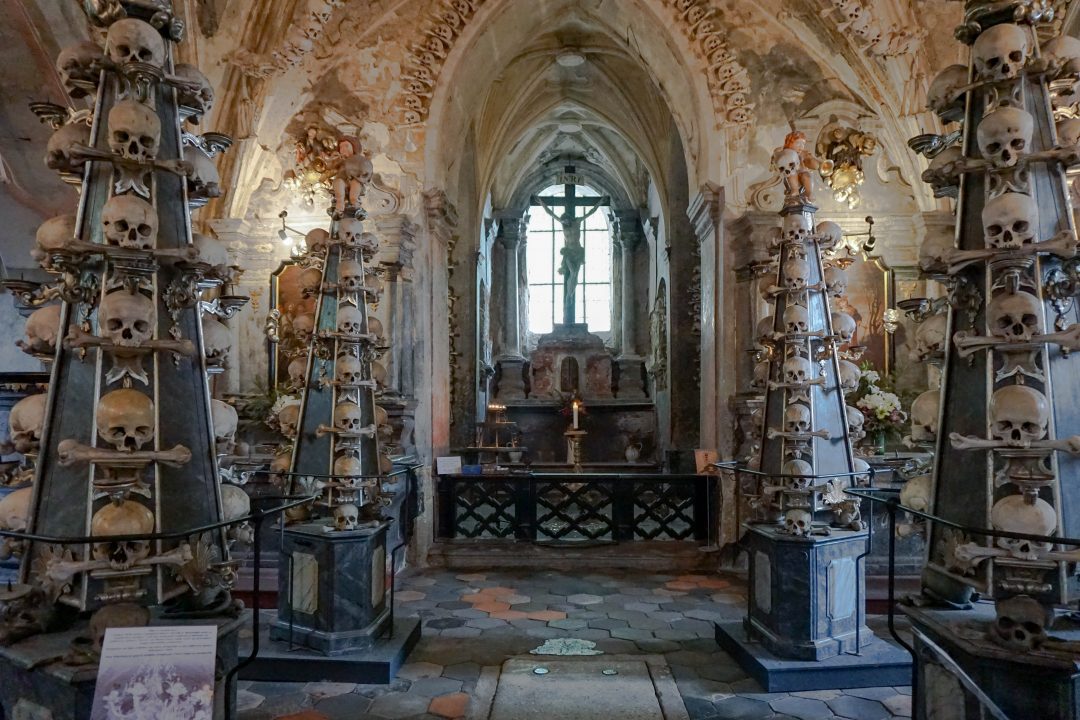 De binnenkant van de kerk van botten