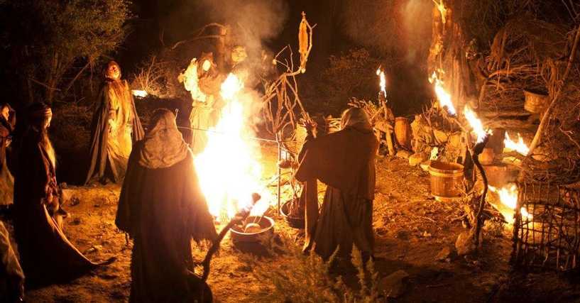 okkult billede af enkeltpersoner i nærheden af ​​en ild, ofte vist i spøgelseshistorier