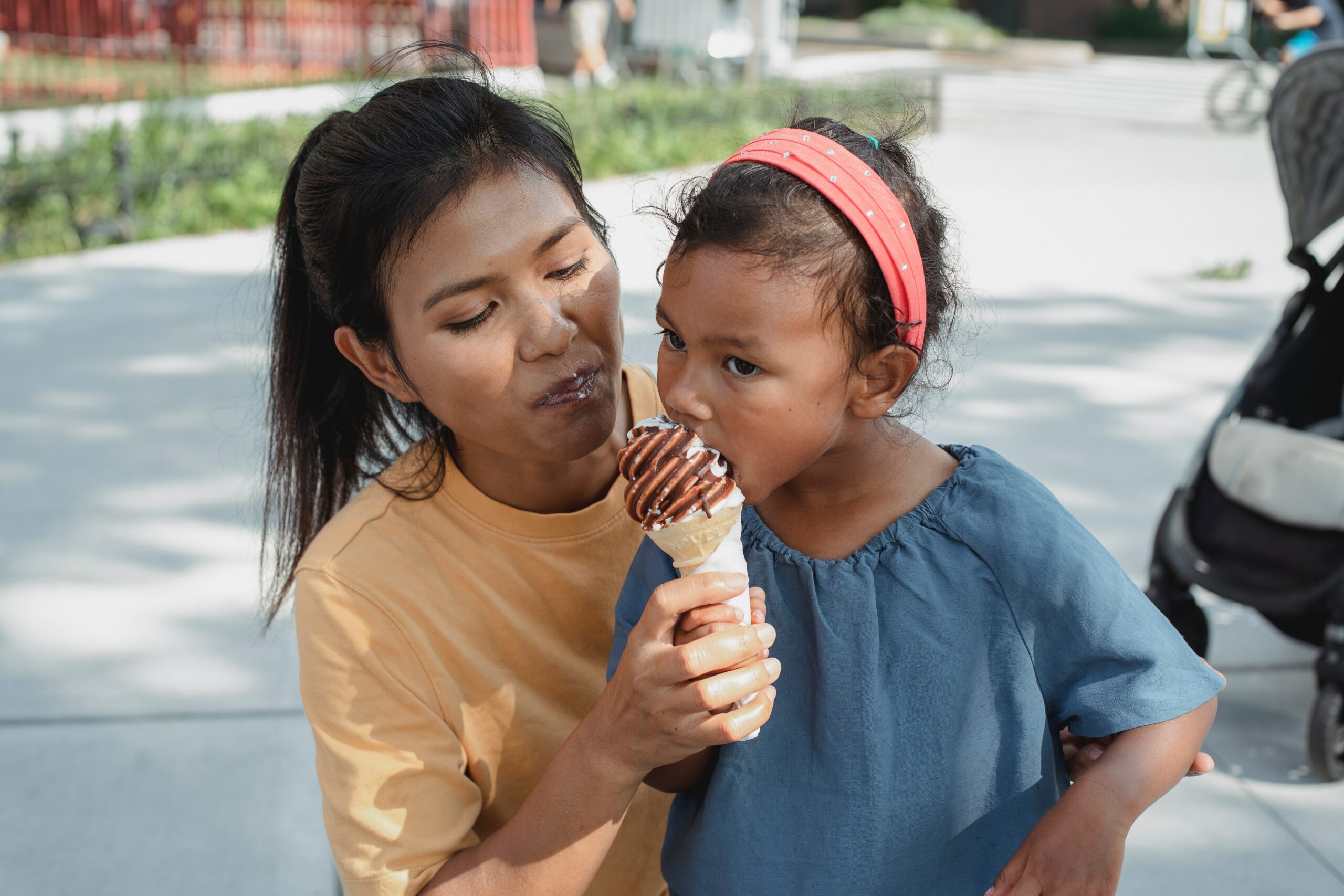 Мама и дъщеря споделят сладолед