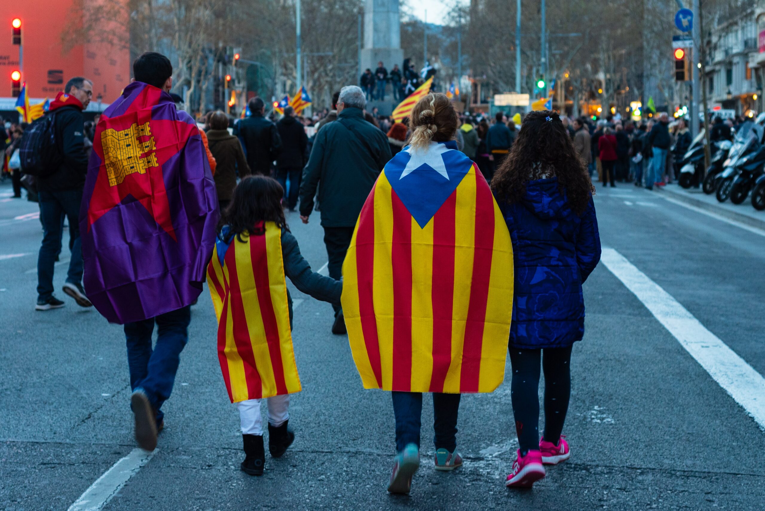 Billede af børn iført det catalanske flag ved en protest