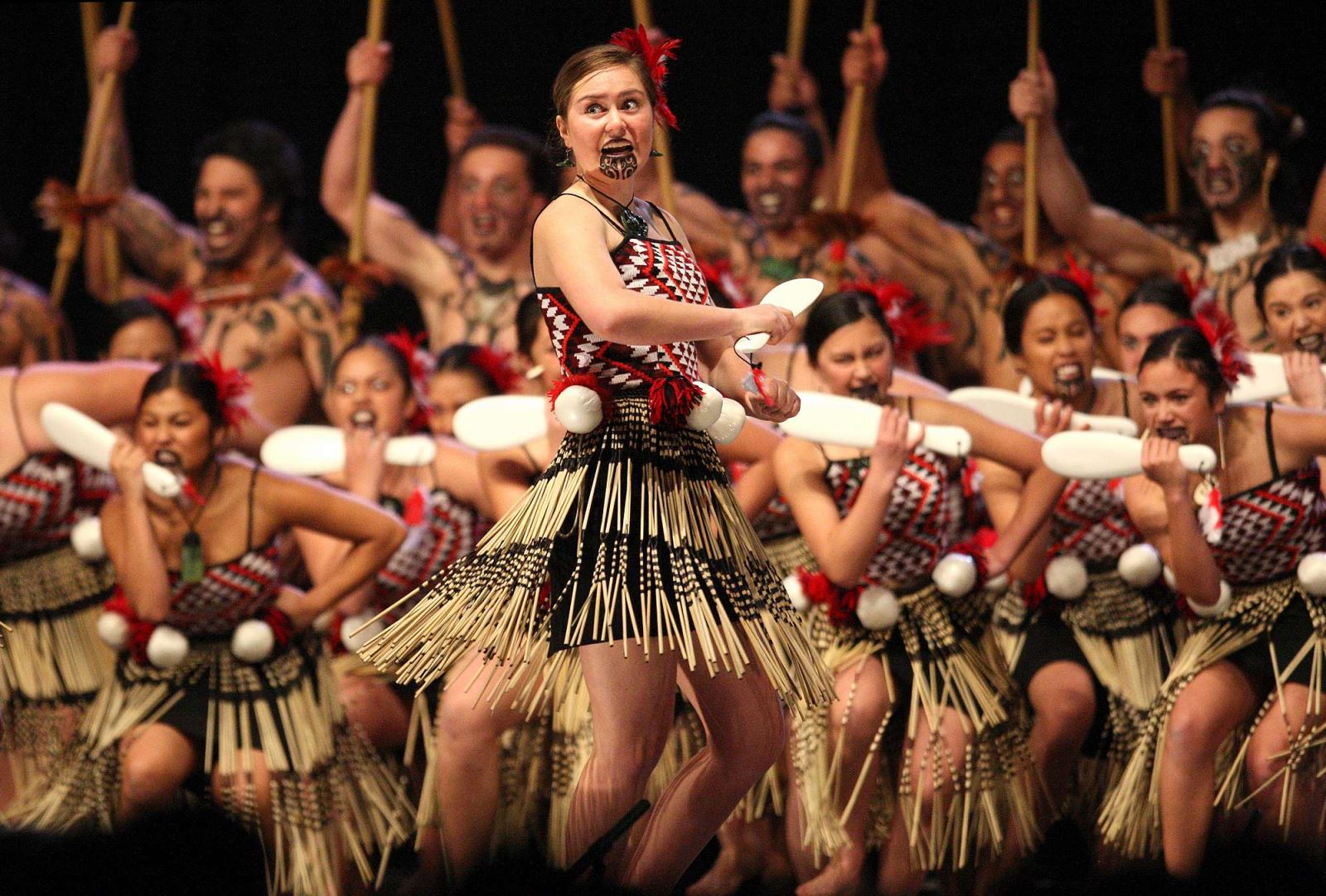 maori-vrouwen in traditionele kledij