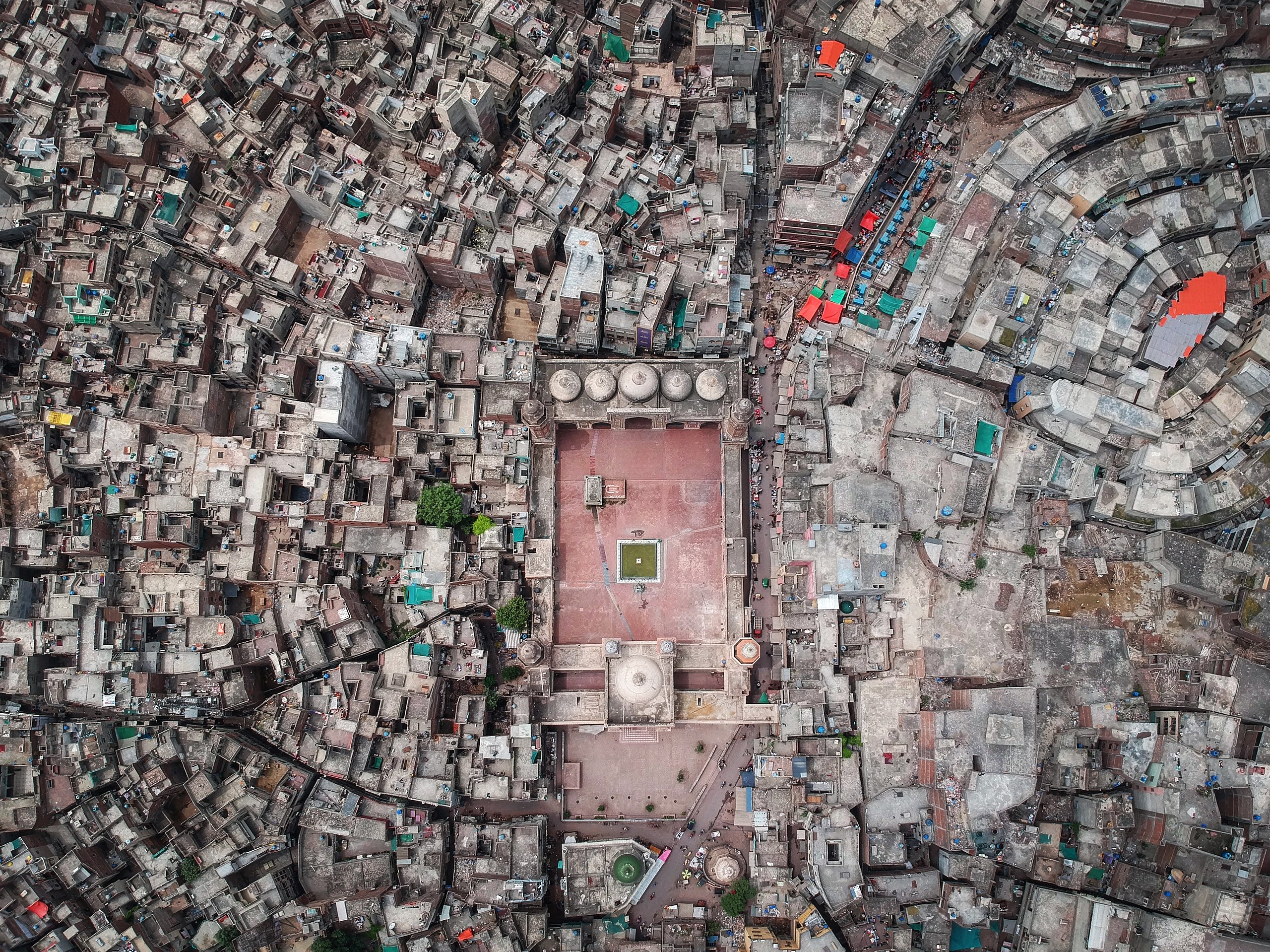 De stadsuitbreiding van de ommuurde stad Lahore zoals vandaag vanuit de lucht wordt bekeken.