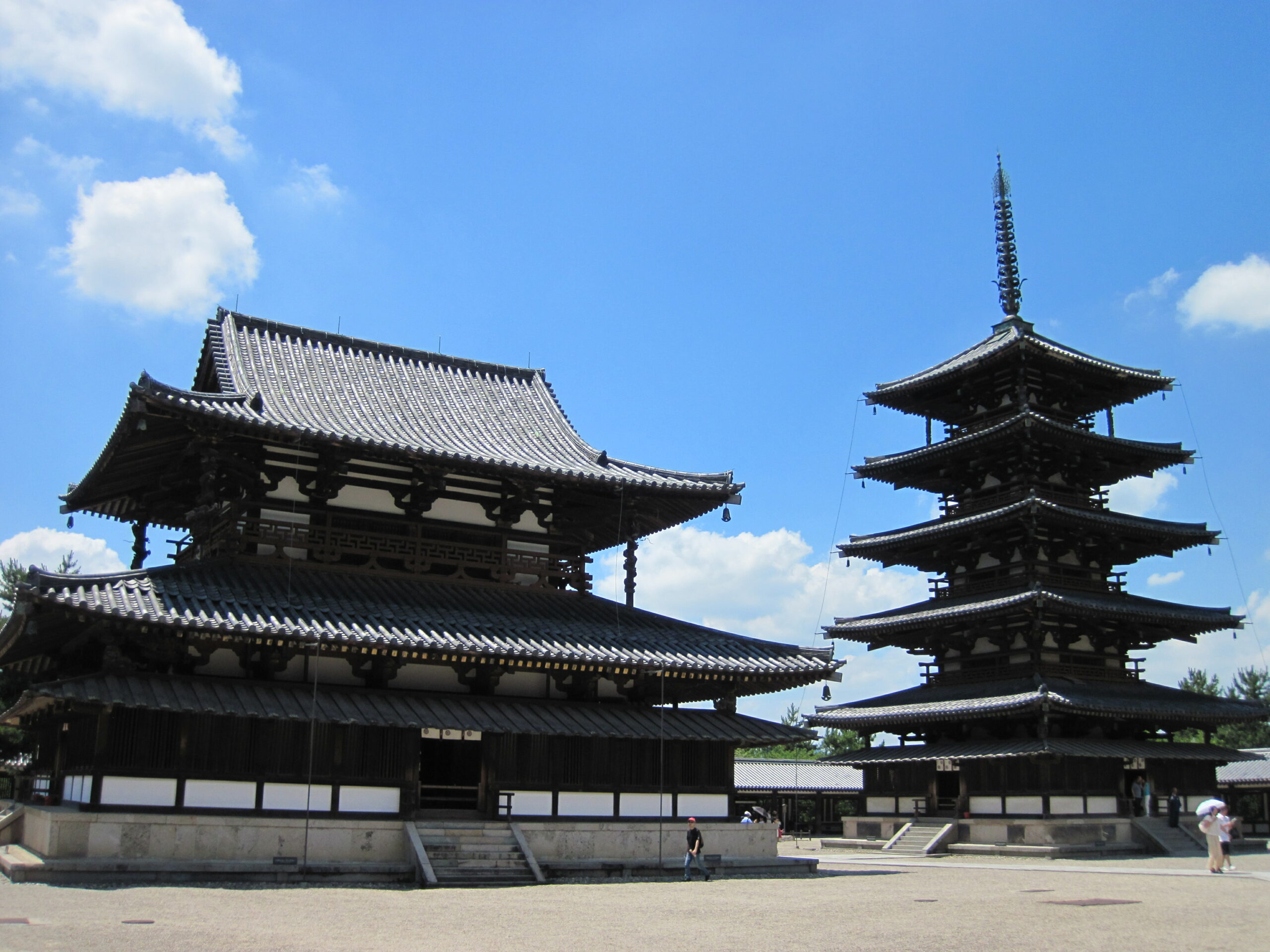 Кондо (вляво) и Пагода (вдясно).