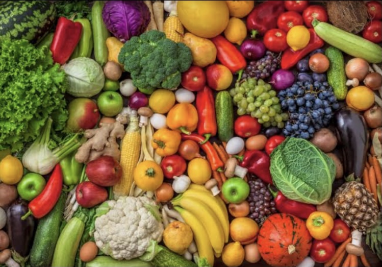 На снимката се появяват всякакви зеленчуци и плодове
