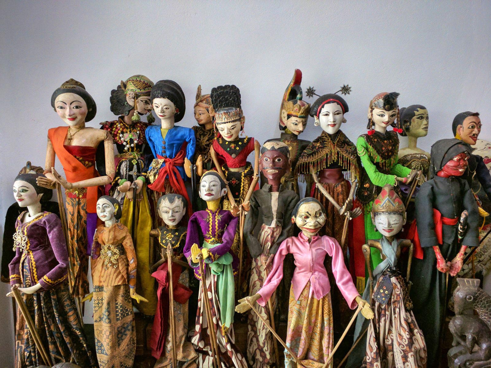 ტრადიციულ სამოსში გამოწყობილი თოჯინები wayang golek