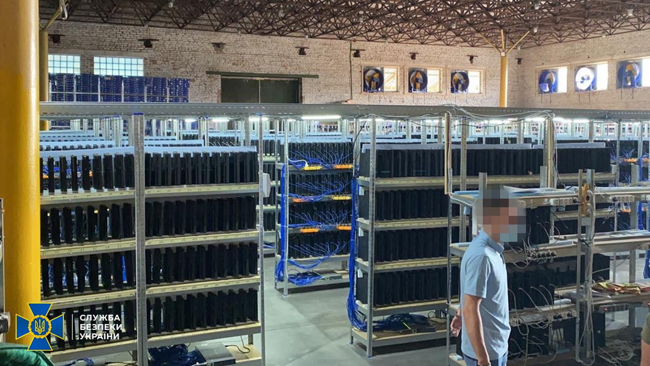 Minlərlə kompüter və CPU olan Ukarine'deki bir Bitcoin mədən təsərrüfatı.