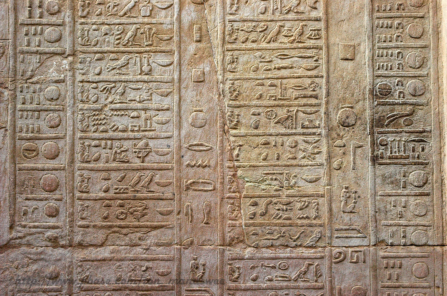 En gammel egyptisk ti -dages kalender hugget i sten