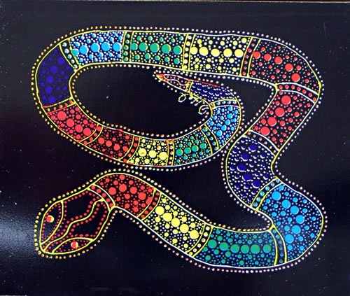 Indfødte australiere Dreamtime prikkede kunstværker, der skildrer Rainbow Serpent Spirit i flerfarver