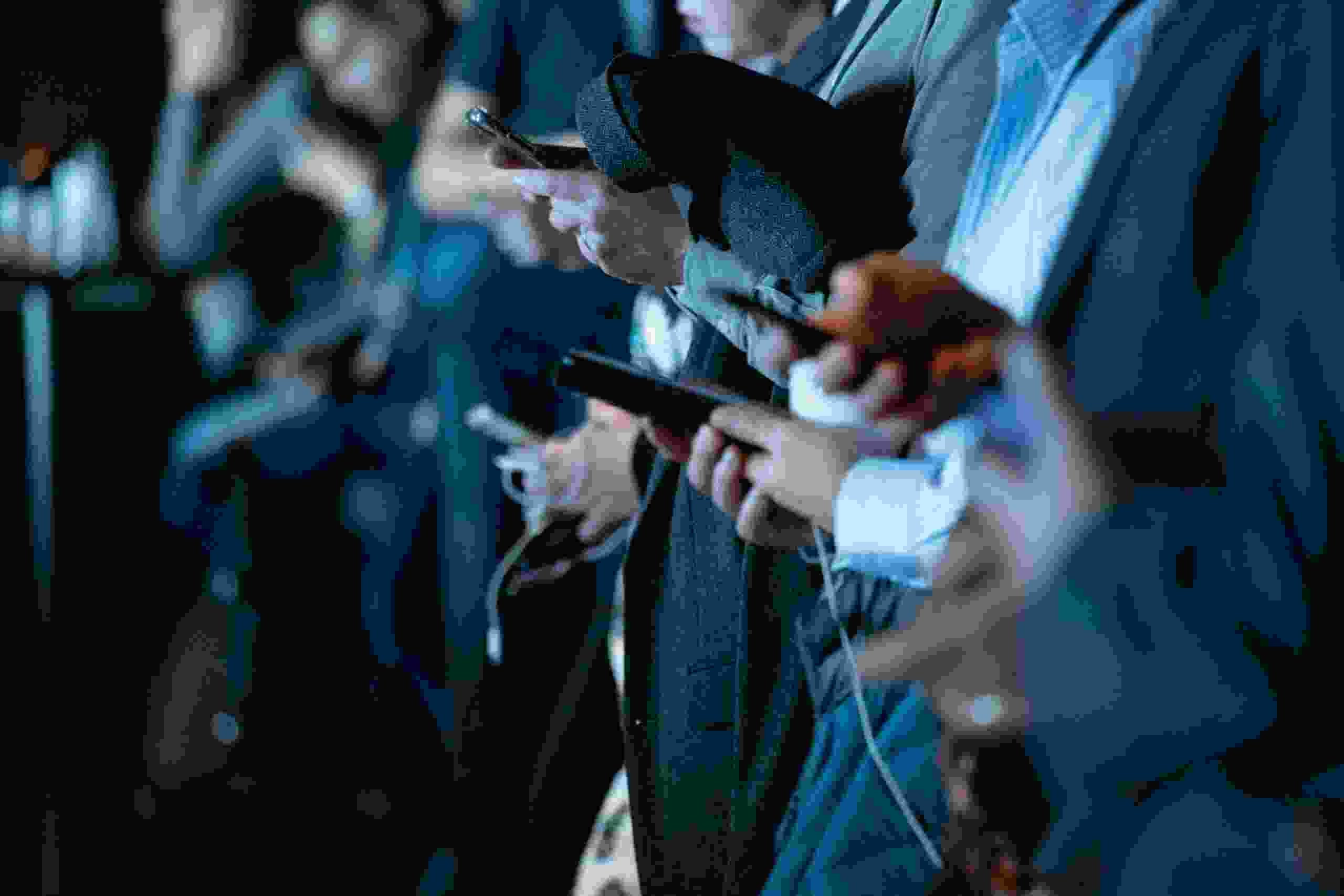 ადამიანების ჯგუფის ფერადი სურათი, რომლებსაც ხელში აქვთ სმარტფონის მოწყობილობები