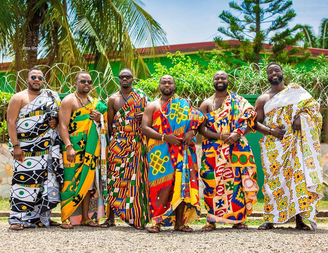 mannen die de Ghanese kente-doek dragen