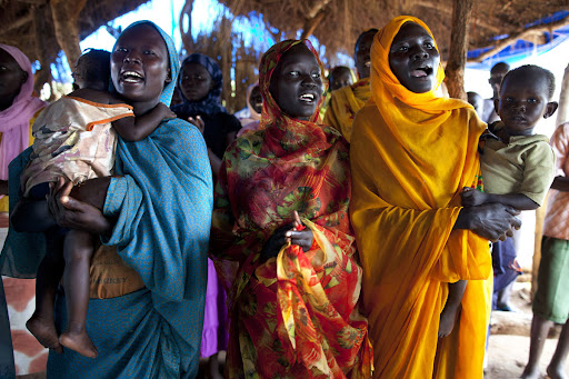 Судански жени, държащи деца