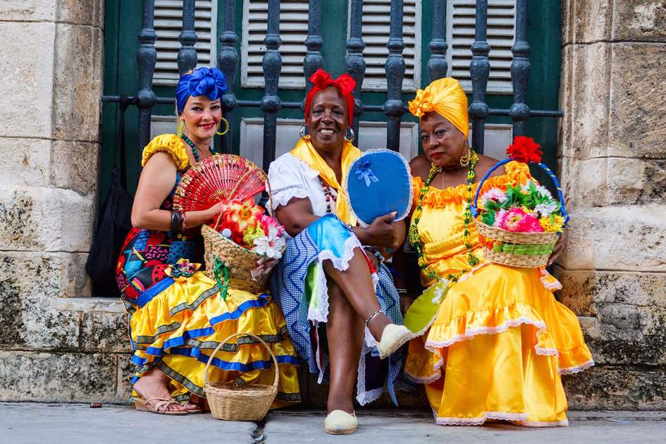 Жени, носещи цветни кубински рокли